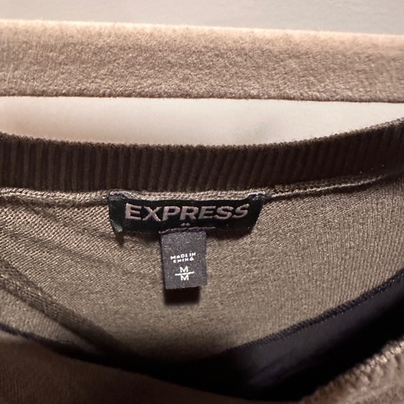 Express layered top with open back- size Medium - Picture 6 of 6